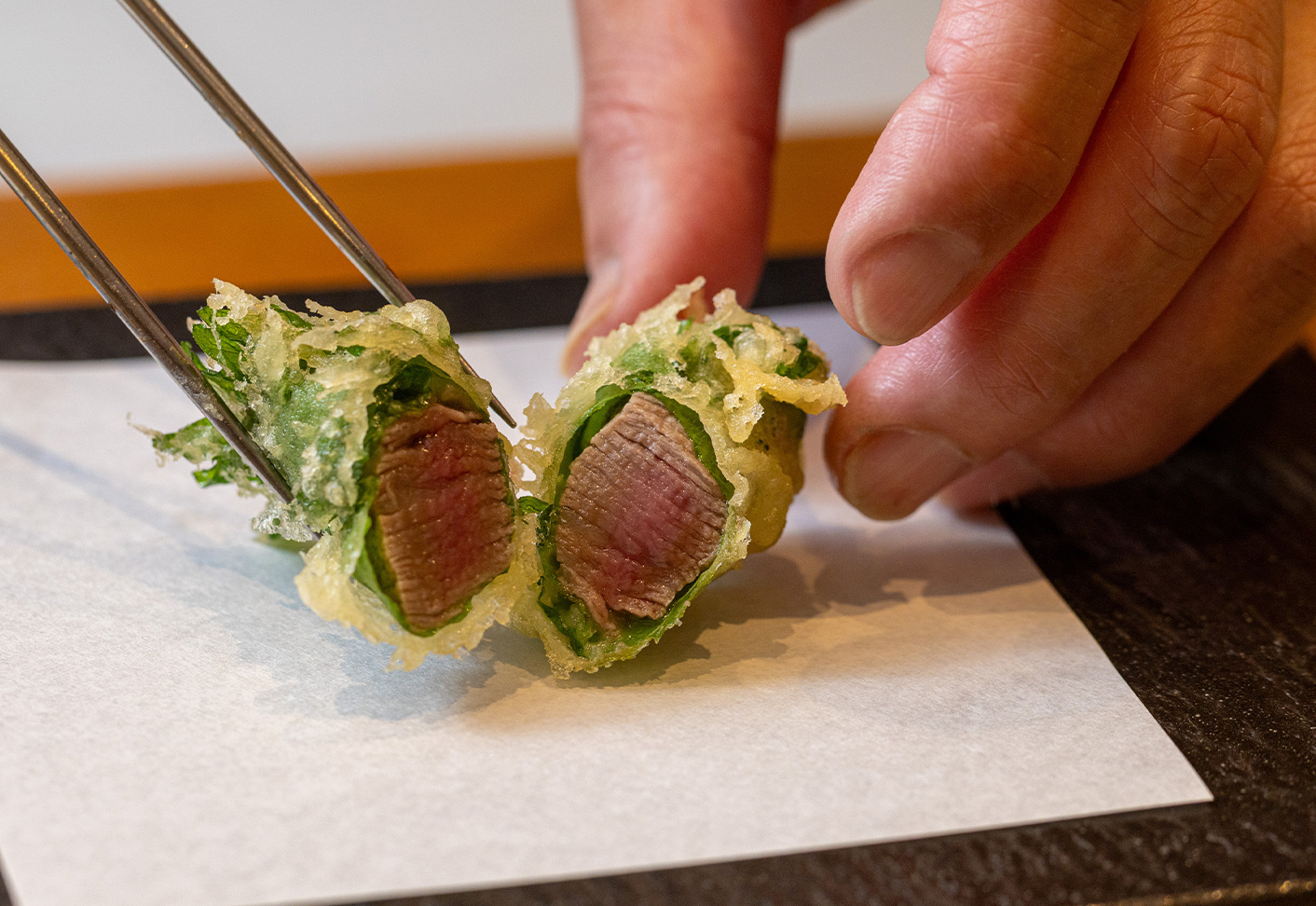 ランチタイムでも一切妥協なし。職人が揚げるアツアツの天ぷら