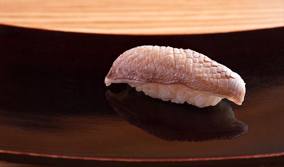 ネタに合わせて「赤酢」と「米酢」を使い分ける職人技が光る寿司