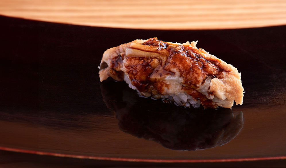 豊洲市場で店主自らが目利きした、その日一番の鮮魚がおすすめ