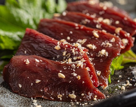 甘味と旨味が強い艶やかなレバーは、数量限定