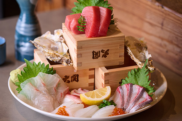 毎日仕入れる鮮魚に生ガキを添えた「aeteの刺し盛り(2人前 2,960円)」