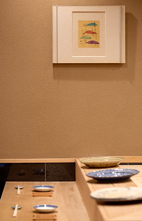 樹齢数百年の尾州檜を使用した、美しい一枚板のカウンターがおすすめ