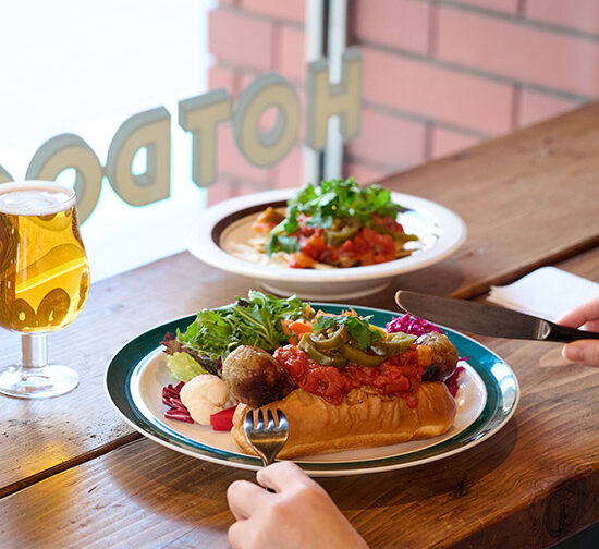 こだわりが詰まったグルメホットドッグとグルメバーガー、クラフトビールなどドリンクメニューも充実