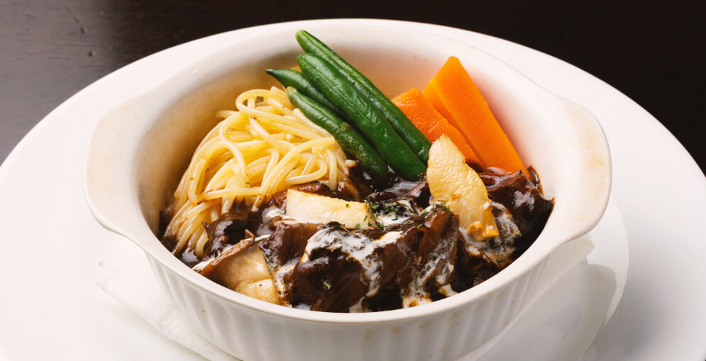 たっぷりの赤ワインと香味野菜で牛ばら肉をじっくりと煮込むのが美味しさの秘訣の特製ビーフシチュー