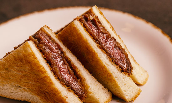 特製デミグラスソースが決め手のビフカツサンド