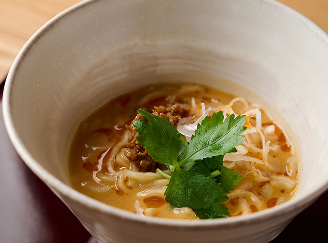 鶏白湯の旨味が凝縮された、〆にぴったりの濃厚担々麺