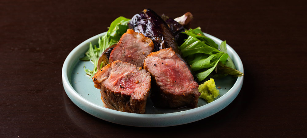 旨味が凝縮された熟成鴨のローストが人気