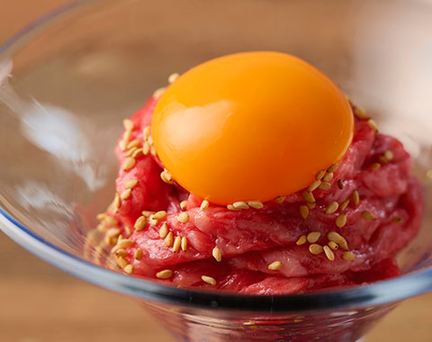 「特選A5飛騨牛ユッケ（2,200円）」が名物