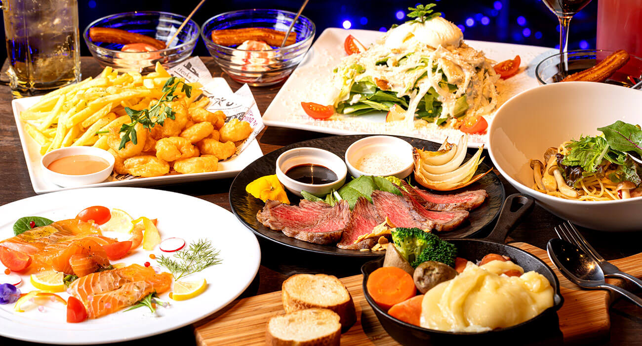 最大70名までの貸切に対応。150インチの電動スクリーンやプロジェクターを完備