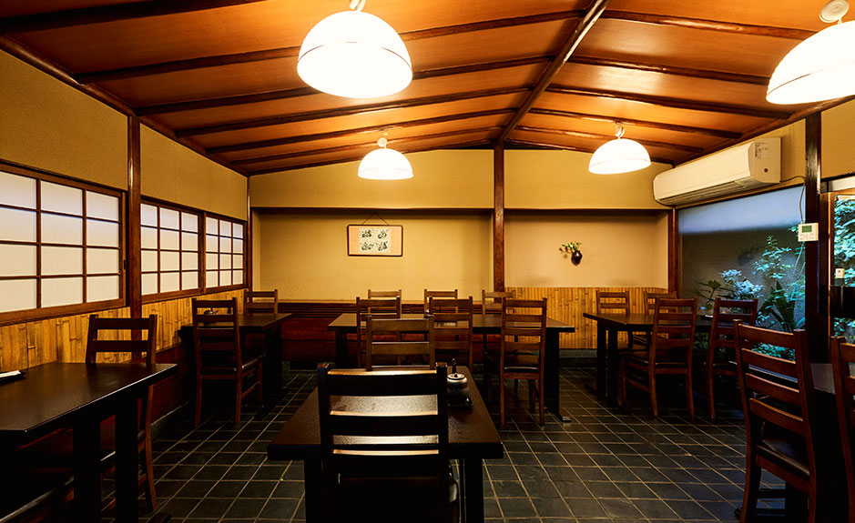 明治42年創業の歴史を感じさせる数寄屋造りの店内