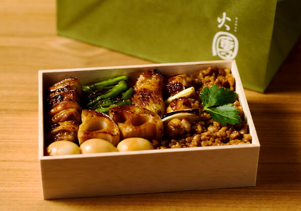 お土産におすすめの冷めても美味しい「特製 焼鳥弁当（2,900円）」のテイクアウト