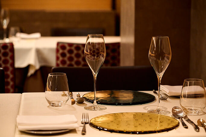 洗練されたモダンな空間を演出するテーブル席