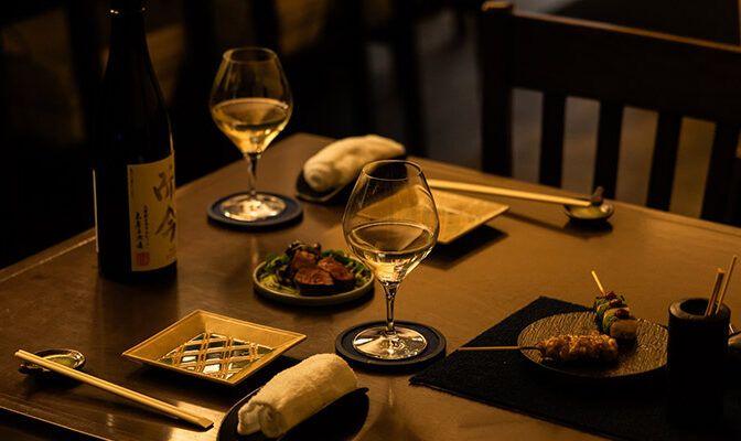博多駅・祇園駅・櫛田神社前駅『焼鳥 しん月』の口コミレポート。こだわりの若鶏と最上鴨を堪能できるコースが人気！22:00〜はお酒の彩が色濃く染まるバータイムへ