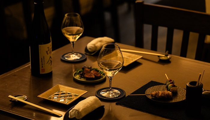 博多駅・祇園駅・櫛田神社前駅『焼鳥 しん月』の口コミレポート。こだわりの若鶏と最上鴨を堪能できるコースが人気！22:00〜はお酒の彩が色濃く染まるバータイムへ
