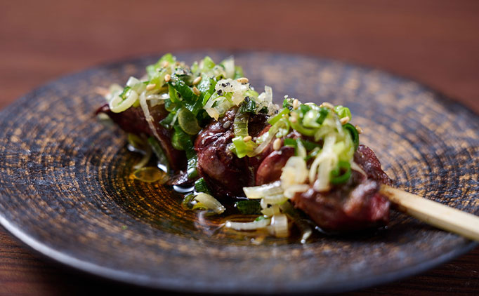 備長炭で旨味を閉じ込めた、大和肉鶏や上州地鶏の串焼きがおすすめ