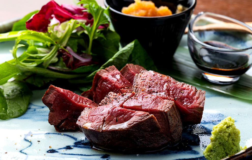 赤酢の自家製ソースでいただく和牛赤身肉のあみ焼き（2,400円）など肉料理も充実