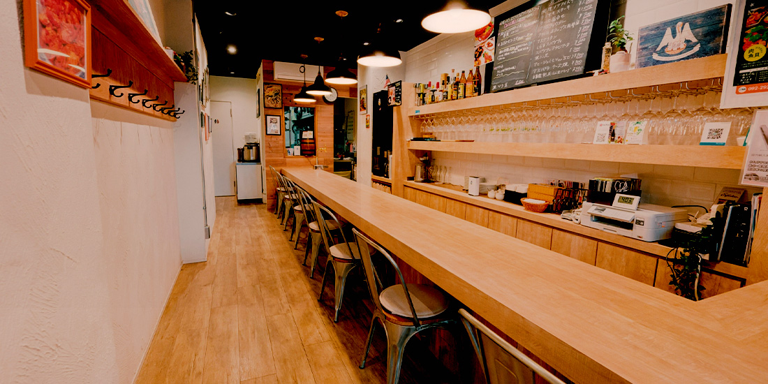 カウンター席のみのアットホームな空間