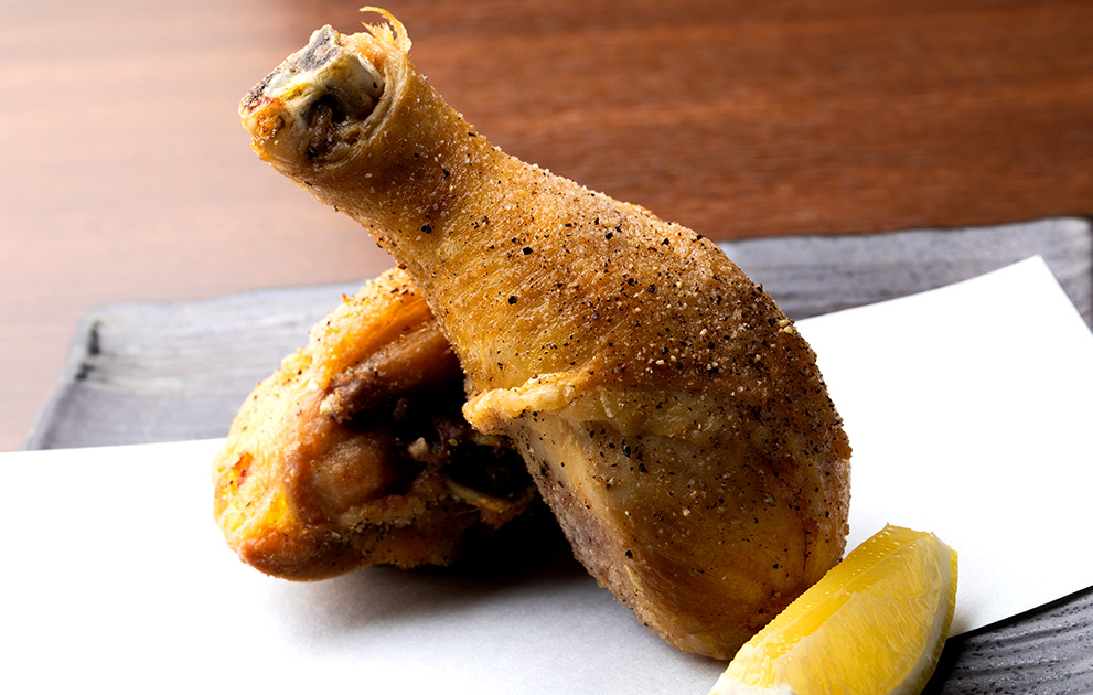 外はサクッ、中はジューシーに仕上げられた朝引き骨付きもものから揚げ