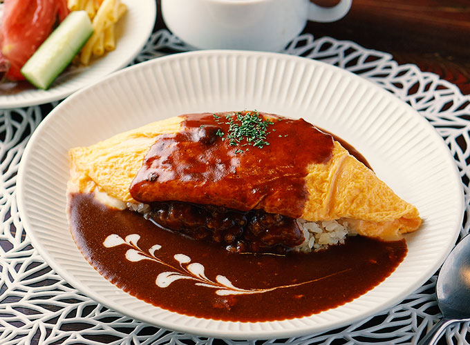 昔ながらの喫茶店を思わせるレトロな店内で味わう手作りの洋食