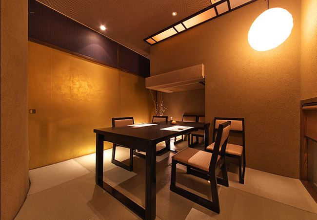 落ち着いたトーンでまとめられた気品ある個室空間