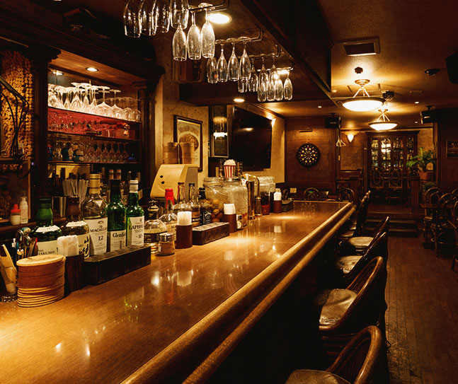 70インチの大型モニター完備。スポーツ観戦や結婚式二次会、会社宴会に最適な貸切フロア