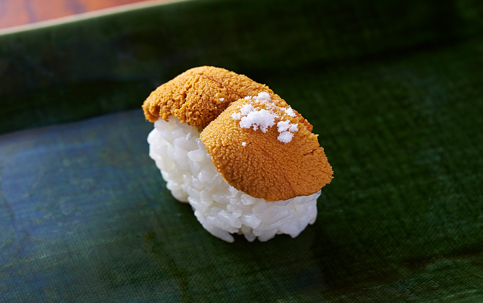 宮古島の雪塩や奥能登の天然塩など、ネタに合わせて塩を使い分ける職人技が光る江戸前寿司