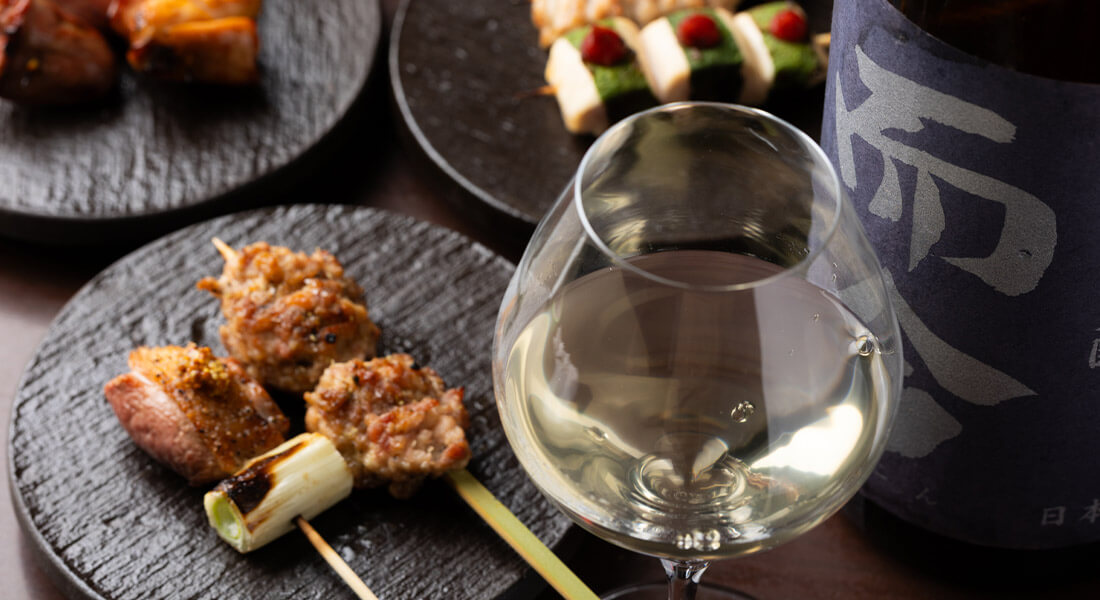 備長炭の強火で一気に焼き上げる香ばしい焼き鳥がおすすめ