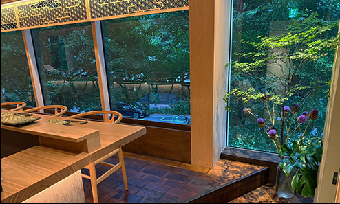 夜のプラチナ通りを望む、一面ガラス張りのスタイリッシュな空間