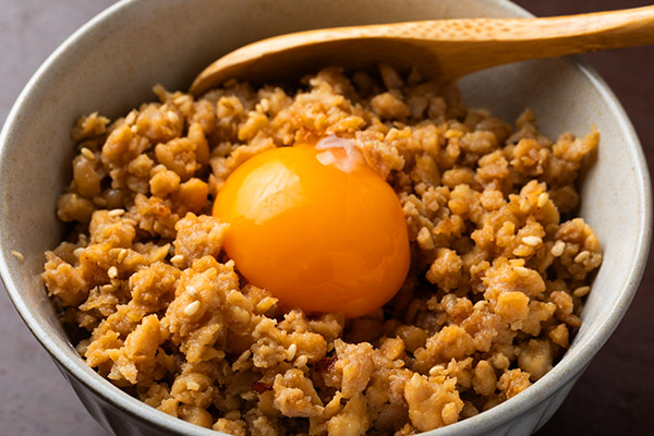 数種類の部位を贅沢に使用した濃厚なそぼろ丼がおすすめ