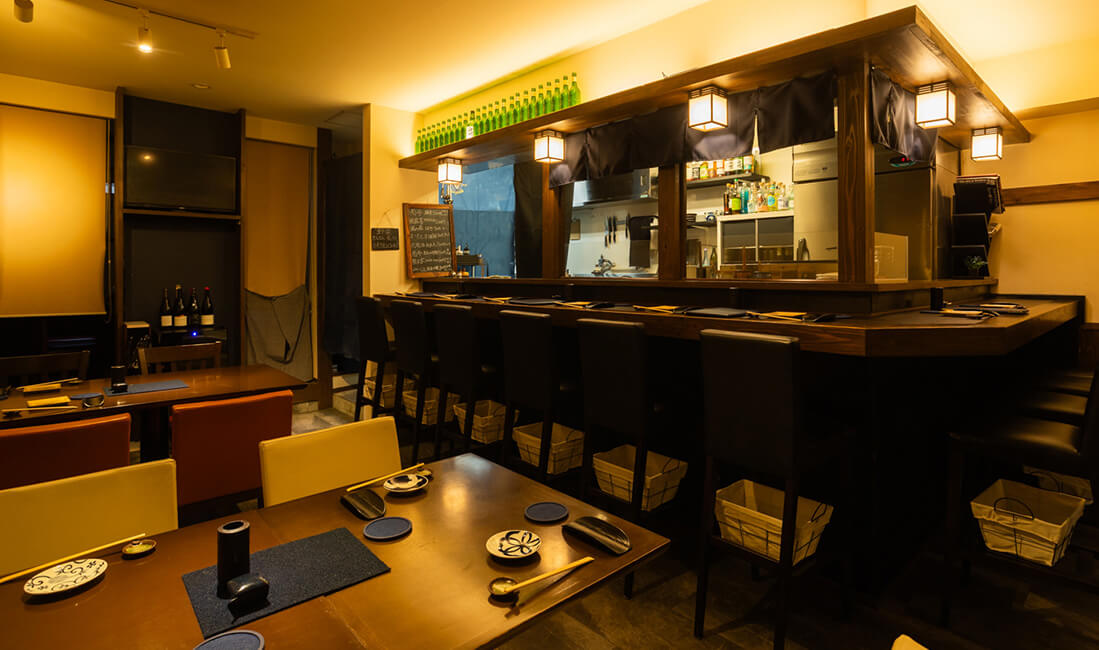 カウンター席で店主との会話を楽しみながら過ごす時間が人気、飲み会、女子会にはテーブル席がおすすめ