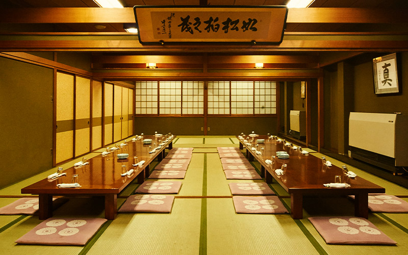 大人数での宴会に最適な広々とした2階の大広間。様々なレイアウトに対応可能