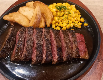 リブアイステーキ（100g 2,200円〜）も人気