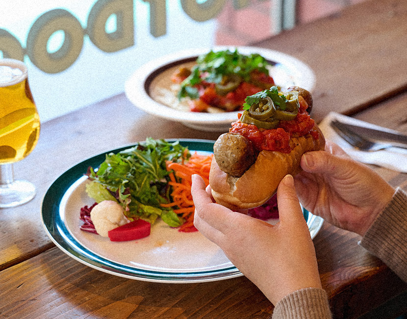 国産豚100％の自家製ソーセージ。土日のランチタイムには炭火焼きで提供される