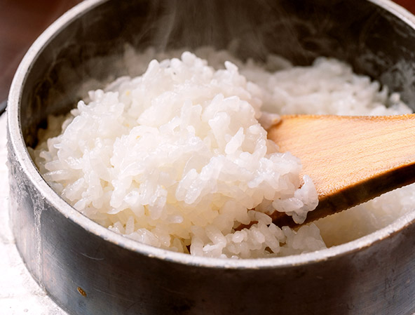 一般的なコシヒカリの約1.5倍もの大きさを誇る大粒の希少米「龍の瞳」を一組ごとに釜炊きで提供