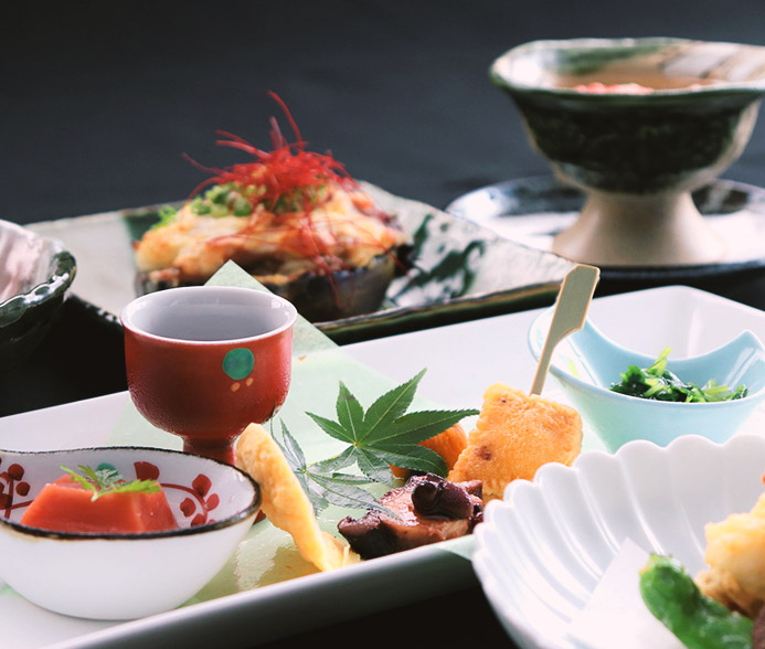 彩り豊かな旬の食材を盛り込んだ「和会席」の一例