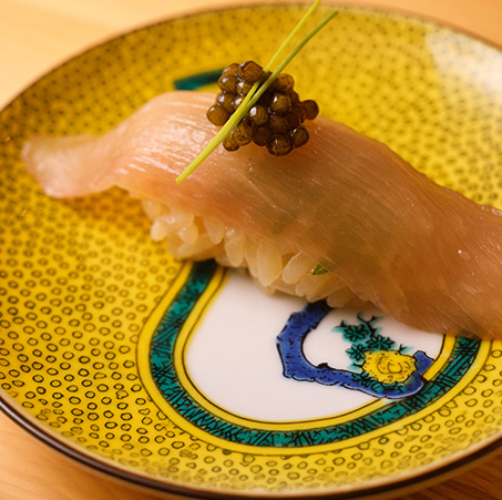 寿司職人でもある店主おすすめの「ささみの昆布締め握り」