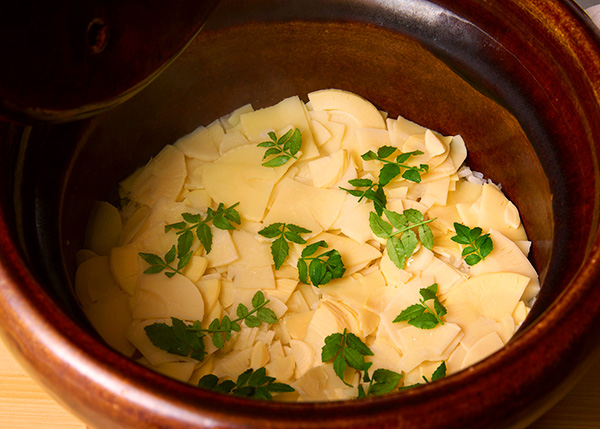 信楽雲井窯の土鍋で炊き上げる季節のご飯も人気