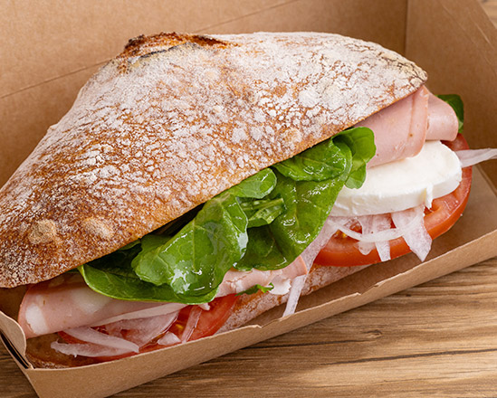 ボリューム満点のサンドウィッチはランチにおすすめ