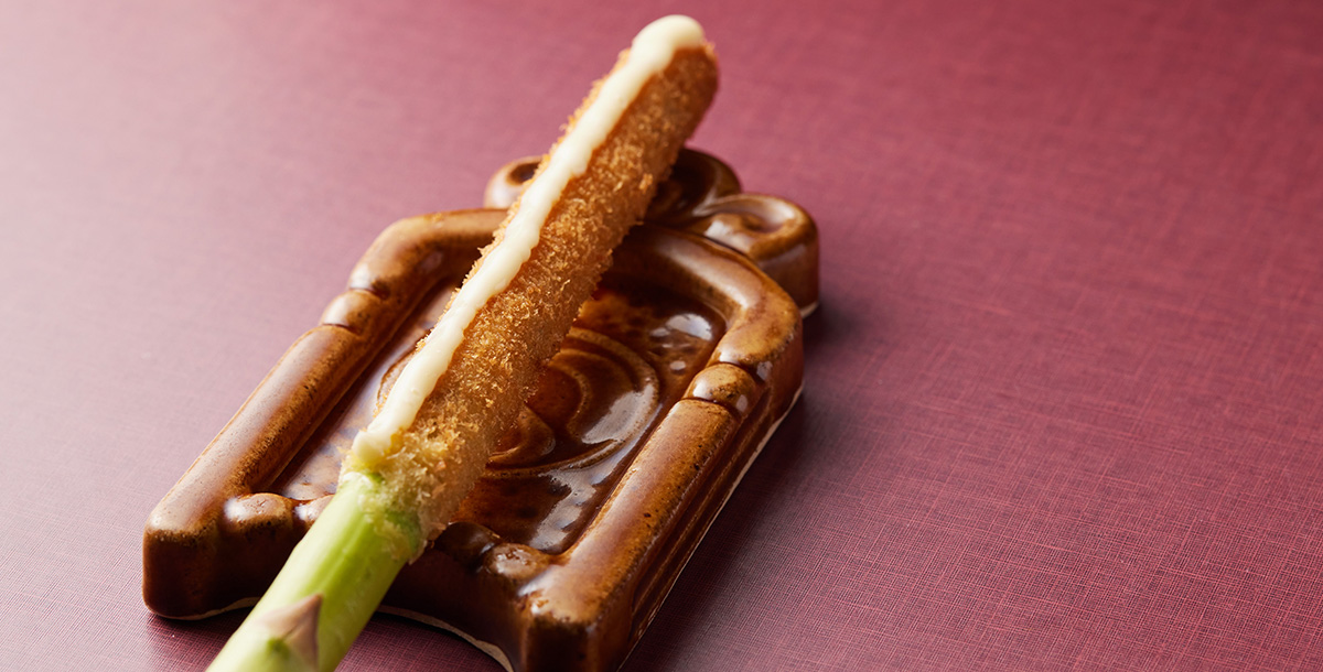 サクッと軽い食感で、四季折々の多彩な串を楽しめる「おまかせ串」が人気