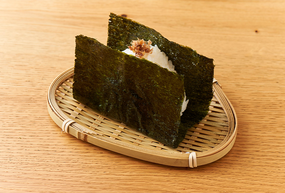 岩手県産の特A評価米「銀河のしずく」を使った、できたての温かなおにぎりが人気