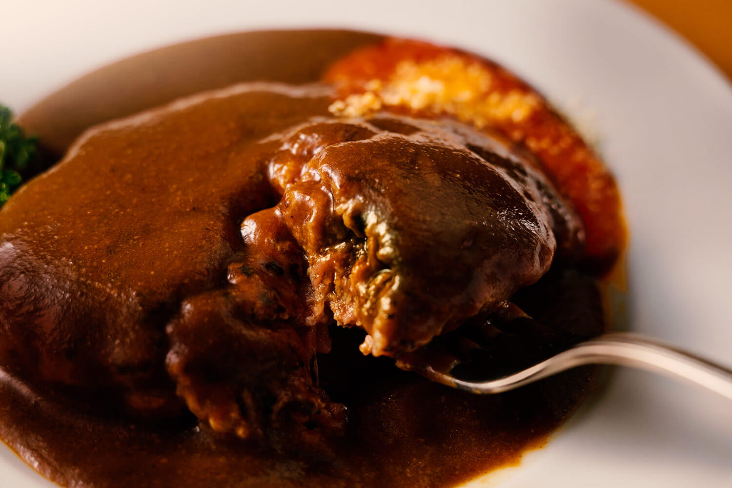 ふっくらと焼き上げられた伝統のハンバーグ