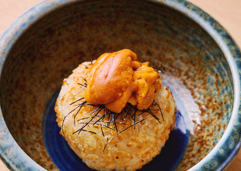 創作性あふれる締めメニュー「焼うにぎり(1,188円)」も人気