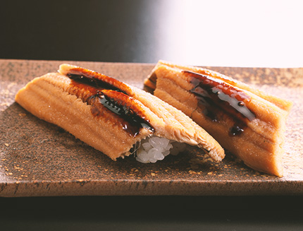 三重県若松産の特上天然穴子を使用した特選穴子（660円）がおすすめ