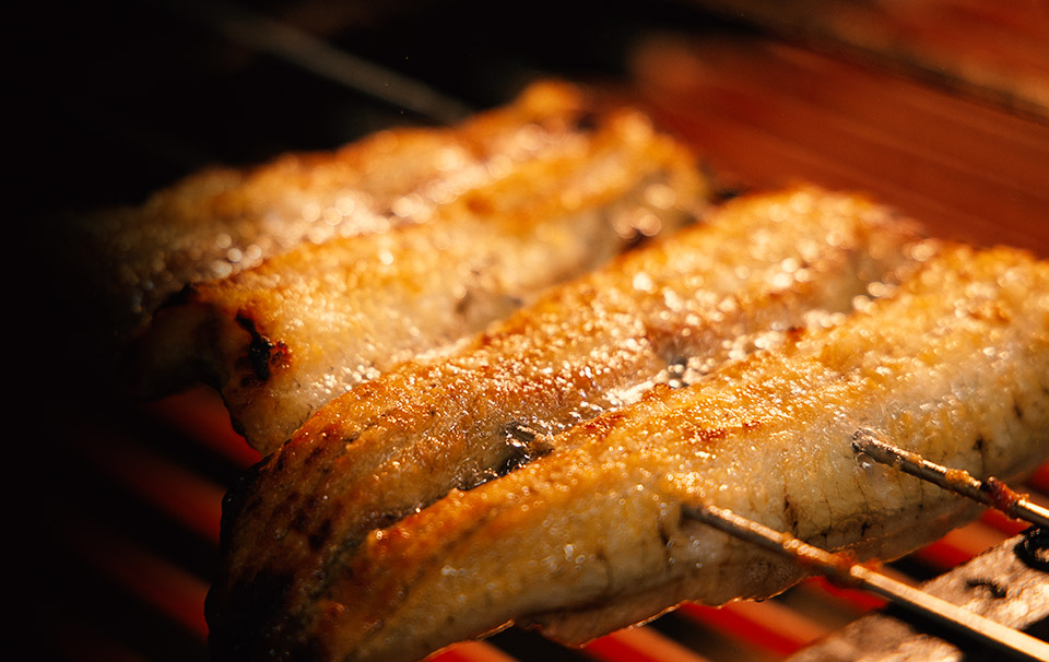 熟練の技で一尾ずつ丁寧に焼き上げられる、香ばしいうなぎ