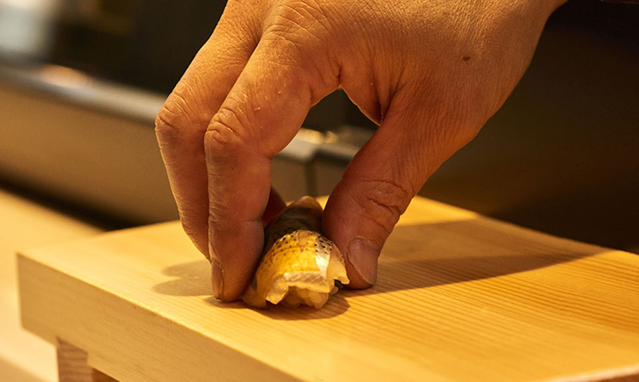 横浜市・戸塚駅近くの寿司屋『鮨乃市』の口コミレポート。三崎や藤沢の漁港で仕入れる旬の地魚と赤酢のシャリが織りなす本格江戸前寿司