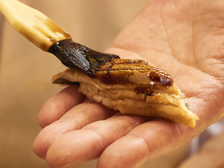 一貫ずつ丁寧に握られる、季節感あふれる極上の江戸前寿司