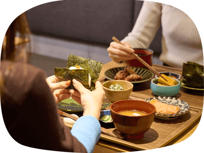 仕事や買い物途中のランチにおすすめの和惣菜とおにぎりの定食