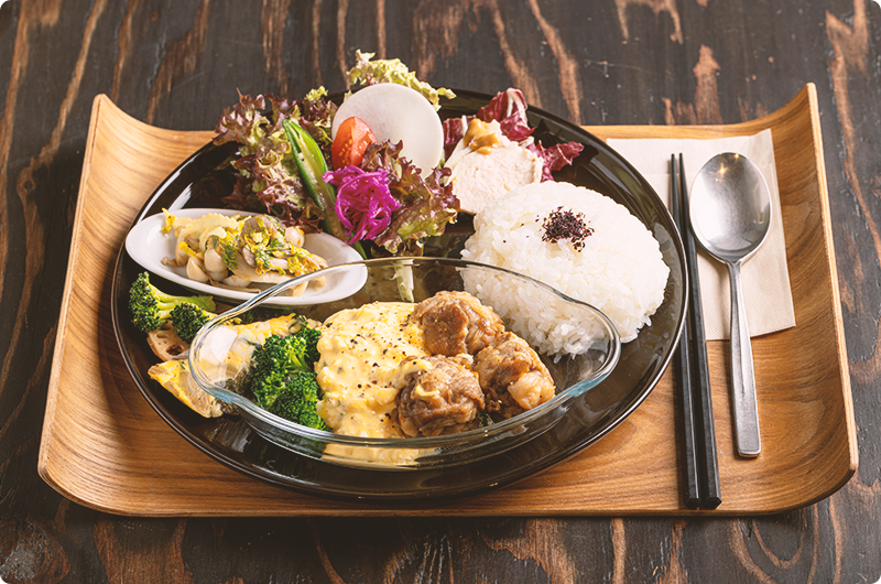 旬の野菜をふんだんに使った彩り豊かな「きまぐれランチプレート」