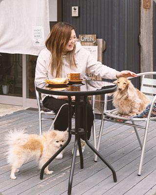 開放的なテラス席はペット同伴可能