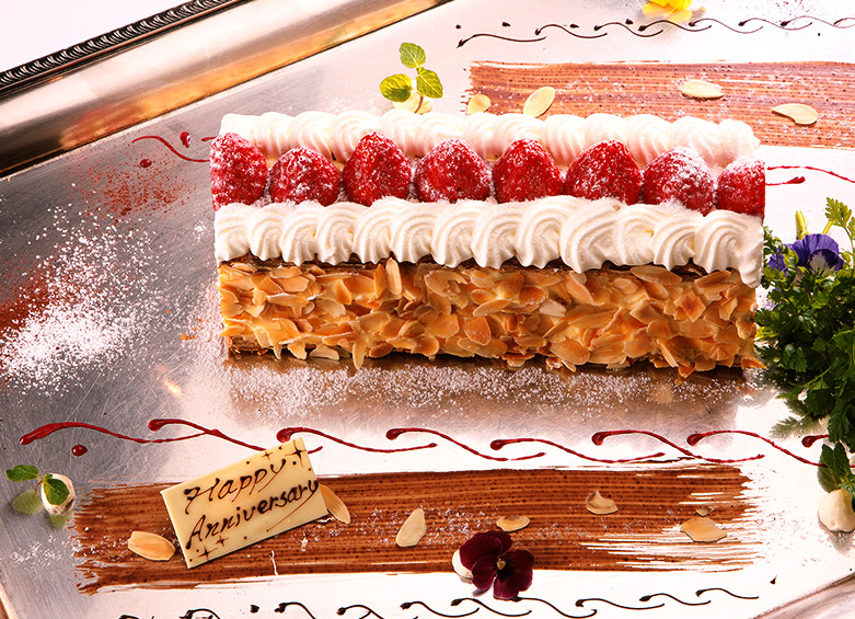 名物のナポレオンパイで特別な日をお祝い、サプライズ演出におすすめ